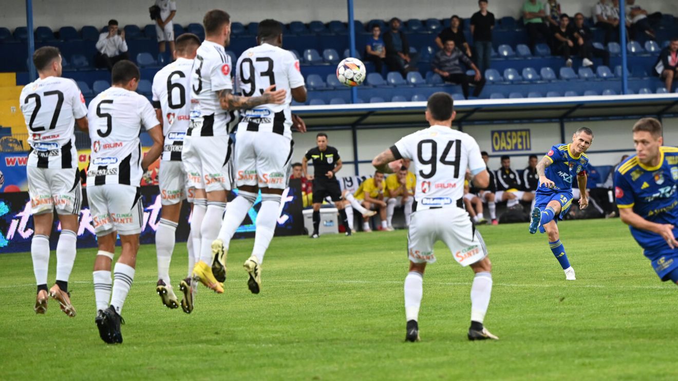 U Cluj a răspândit în rândul studenților cărți cu cântecele pline de trivialități ale galeriei. Textele sunt de-a dreptul scandaloase: „Când mai prinzi câte-o studentă, Care e și eminentă. O dezbraci și o seduci, Nu te lași până n-o...”