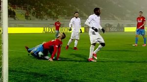 FOTO | Niță, la un pas de a-și mai accidenta un coechipier, după ce l-a "rupt" pe Planic! Portarul FCSB a sărit la bătaie