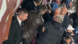 Apariție surprinzătoare la Rapid - Gaz Metan! Unul dintre apropiații lui Gigi Becali a mers pe stadionul din Giulești | FOTO