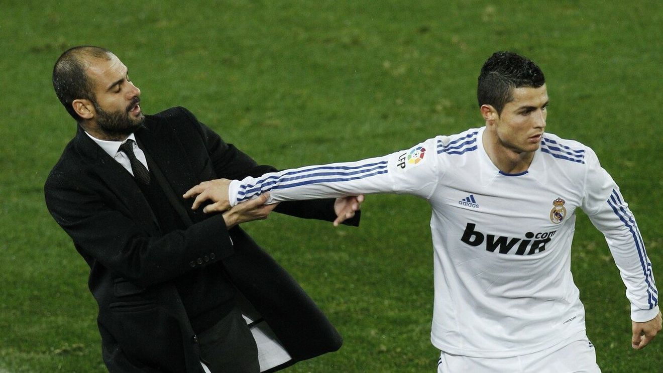 Ce a făcut Pep Guardiola, creatorul lui Leo Messi, când a trecut pe lângă Cristiano Ronaldo pe scenă!