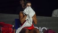 Aryna Sabalenka a cedat nervos după ce Elena Rybakina i-a predat o lecție de tenis în finala Turneului Campioanelor! Cum a fost surprinsă vedeta circuitului WTA. VIDEO