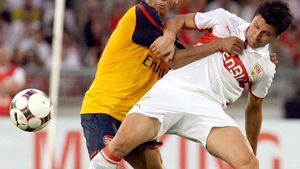 Marica învelește ciocolata în staniol!