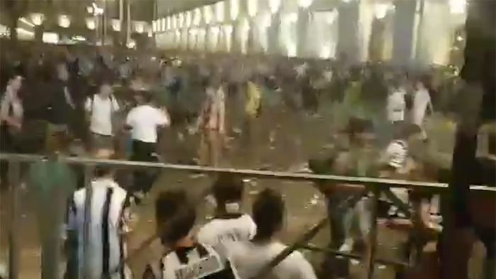 VIDEO | Haos în Torino pentru o presupusă alarmă cu bombă. Mii de fanii s-au înghesuit să părăsească piața. Sunt peste 1.500 de răniți