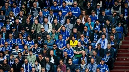 Mister elucidat! Explicația fotografiei care a făcut înconjurul internetului după Schalke - Dortmund. De ce se afla această femeie în mijlocul fanilor rivali