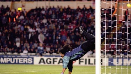 VIDEO | Legendarul Rene Higuita a făcut K.O. un suporter