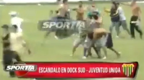 VIDEO** Cea mai urâtă invazie pe un teren de fotbal! Jucătorii au fost alergați și dezbrăcați de suporterii furioși