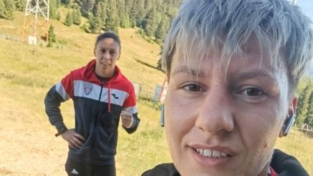 Vizitate de urs, în cantonament! Claudia Nechita și Lăcrămioara Perijoc, cele două pugiliste din lotul național, au parte de un spectacol unic: „Vine la mâncare în fiecare seară" | SPECIAL