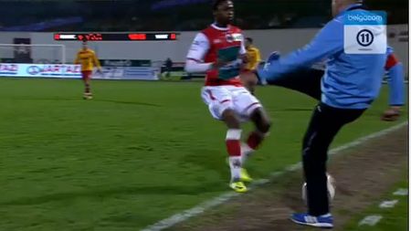 Pe Andrei Ionescu l-au trecut fiorii! VIDEO** Un coleg de-ai săi, "blocat" de antrenorul advers cu o talpă sub centură