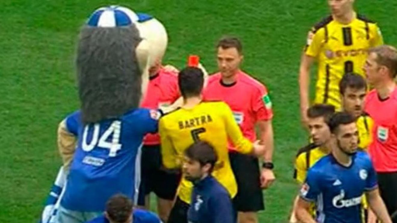 Cea mai tupeistă mascotă! :) Ce i-a făcut arbitrului de la Schalke - Borussia Dortmund, după o gafă a acestuia