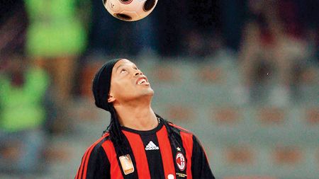 Seedorf și Ronaldinho se ceartă pe numărul 10