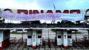 Ultrașii lui Dinamo, mesaj la ceas de seară, în fața stadionului din „Ștefan cel Mare”, pentru Andrei Nicolescu. Fanii simt amenințarea retrogradării și au cedat: „Cu torțe ne mobilizează...”. EXCLUSIV FOTO