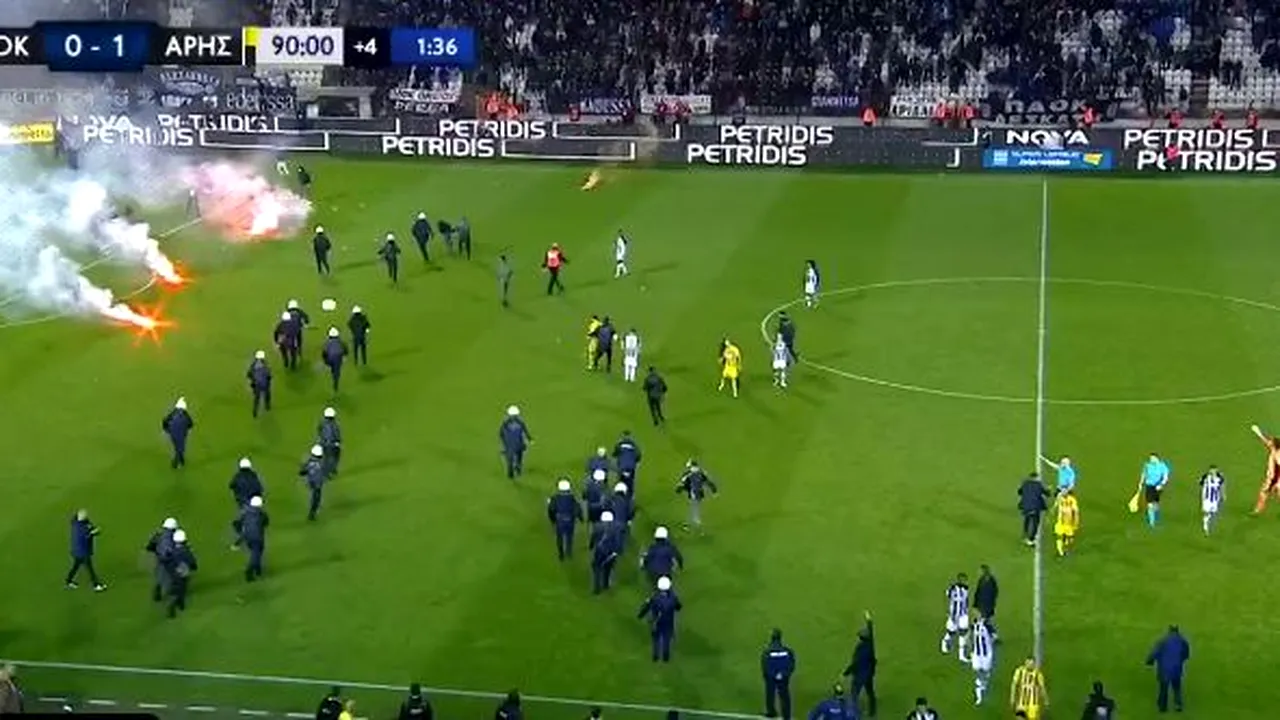 Probleme pentru Răzvan Lucescu în Grecia! Suporterii au invadat terenul și meciul a fost întrerupt | VIDEO