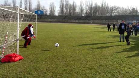 VIDEO | Îi dai gol lui Moș Crăciun și primești cadou.** Conducerea clubului CF Brăila a avut o inițiativă originală pentru a-i răsfăța pe juniori