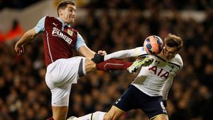 VIDEO | Chiricheș a marcat pentru Tottenham în Cupa Angliei. Fanii l-au pus însă la zid pe fundașul român pentru modul în care a sărbătorit golul: "Cine e el să facă asta?"