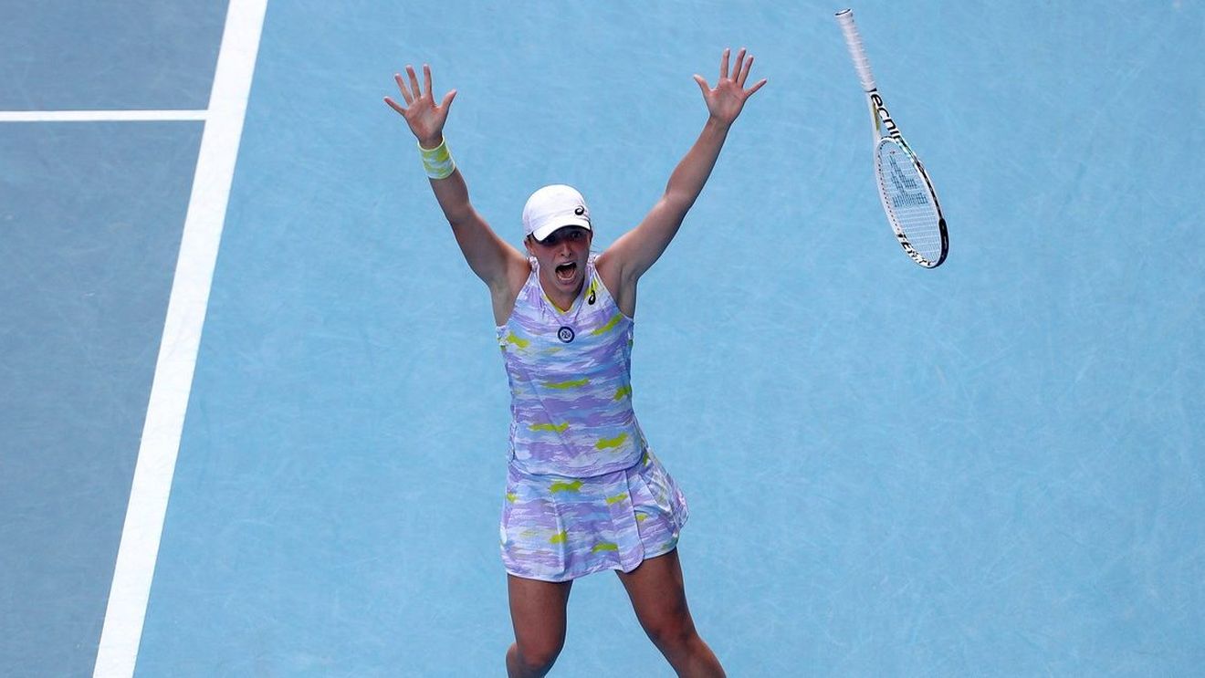 Imaginea zilei la Australian Open! Iga Swiatek, „ucigașa" Soranei Cîrstea din optimi, a sărbătorit calificarea în semifinale într-un mod spectaculos | FOTO & VIDEO