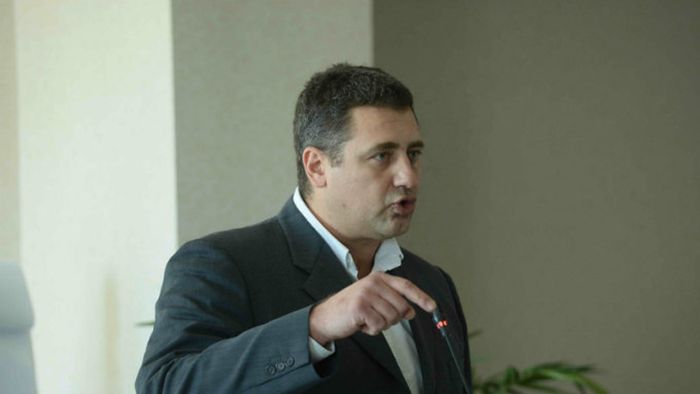 Dedu conduce FRH de la terapie intensivă. "Căruța e pornită, ne sfătuim pentru orice decizie". Bota, handbalistul născut în aceeași zi cu Dedu: "Mă rog pentru sănătatea lui"