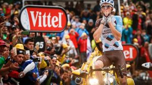 Romain Bardet salvează onoarea Franței: victorie de etapă și locul 2 la "general" în Marea Buclă. Chris Froome a căzut și a fost pentru prima dată în suferință