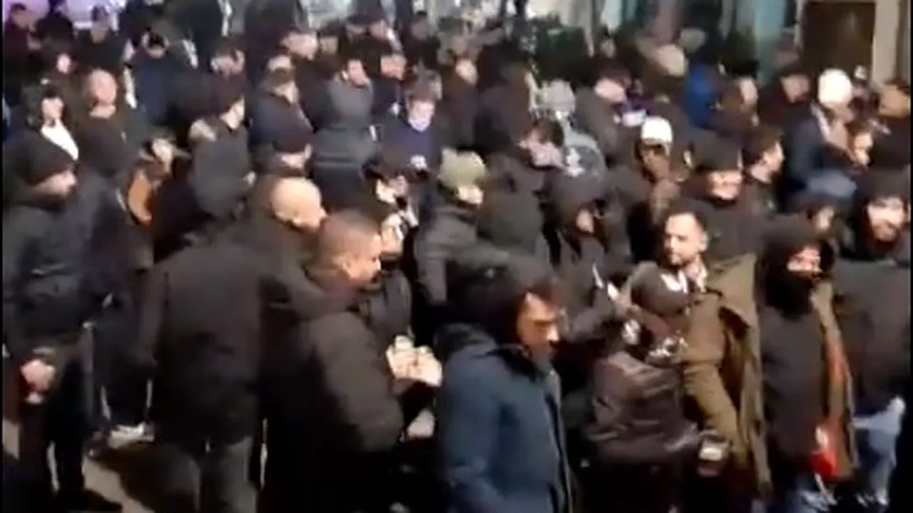 Nebunie în Bănie înainte de Universitatea - FC U! Suporterii, încinși la maxim pe străzile din Craiova | VIDEO