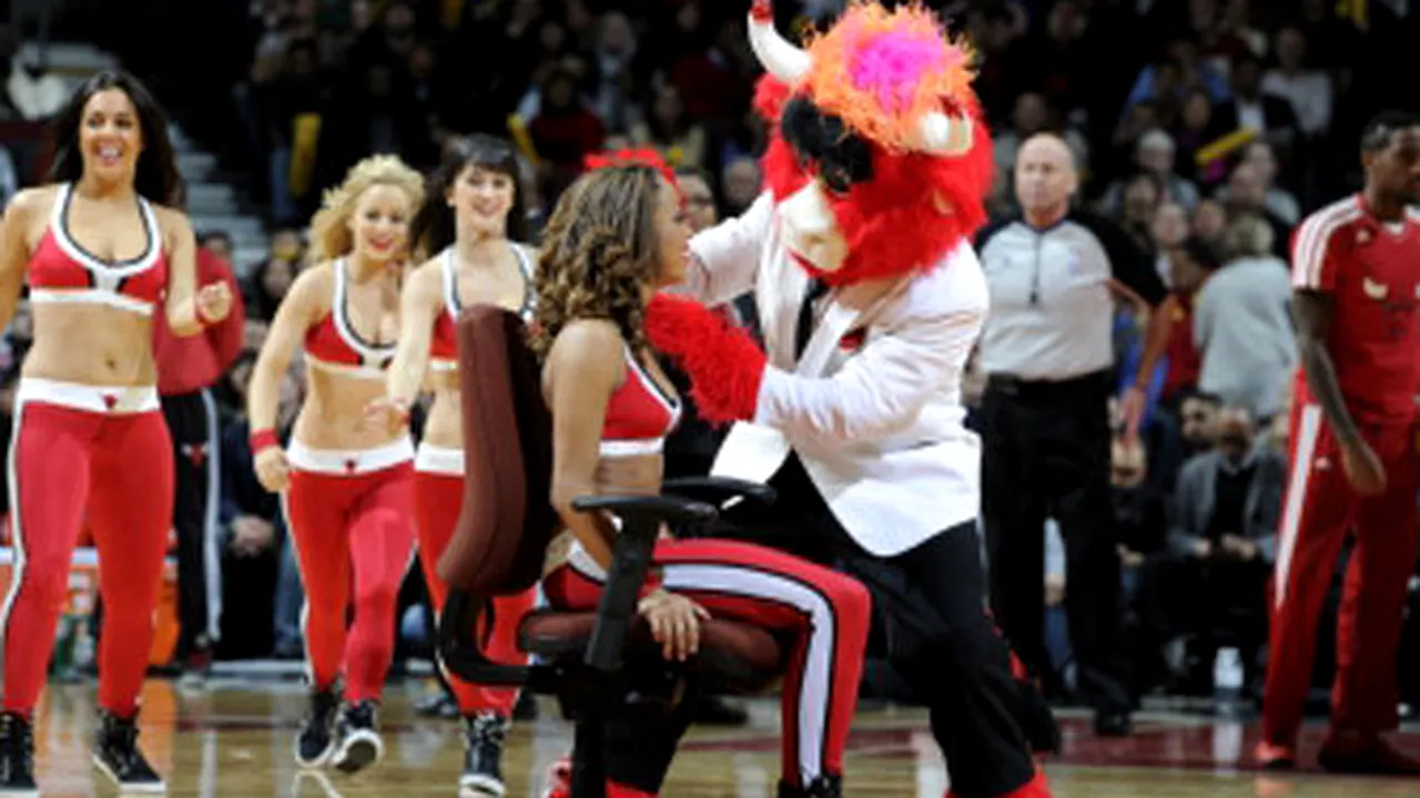 O majoretă a fost cerută în căsătorie la pauza meciului Chicago Bulls - Miami Heat