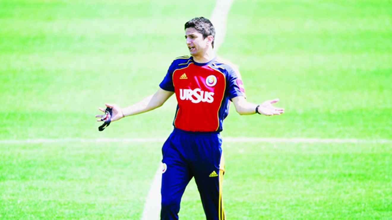 Lucescu jr, lovit și în lipsă: "Eu dau din mâini, el dă din aripi"** Alegerea prin care naționala ar fi avut mai multe șanse de calificare la Euro