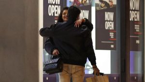 Victor Pițurcă va avea un șoc când va vedea aceste imagini cu „nora” lui, Cristina ICH! Tânăra care l-a făcut bunic se ține de mână cu un alt bărbat, deși e iubita lui Alex Pițurcă | FOTO