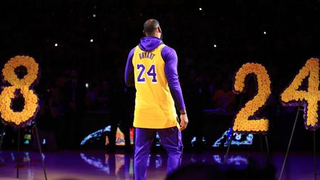 Los Angeles Lakers, ceremonie impresionantă pentru Kobe Bryant! LeBron, discurs emoționant | FOTO