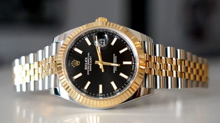 Aroganță de milionar. I-a cumpărat fiicei de 3 ani un Rolex de 12.000 de euro