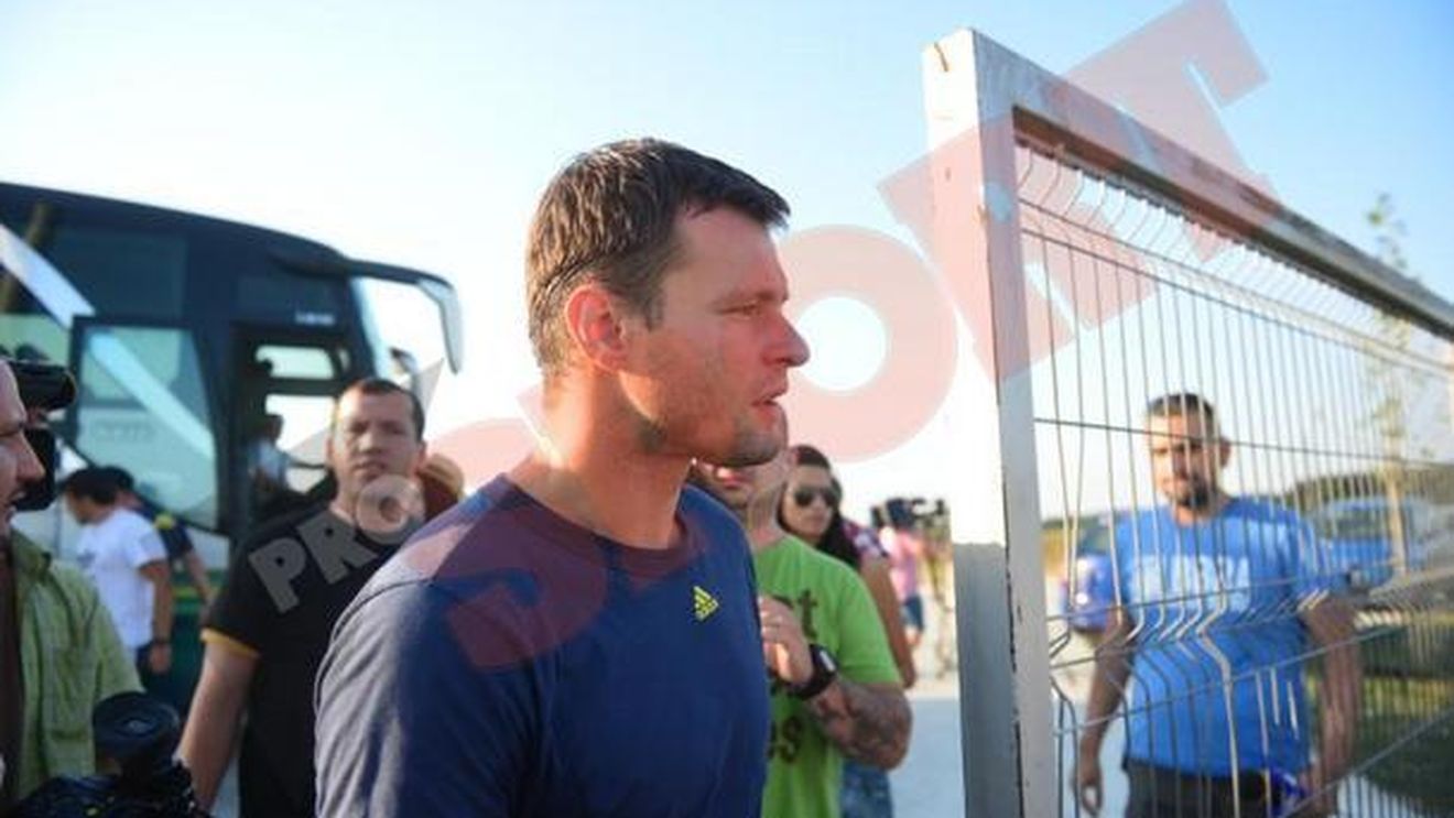 Există și fani ai "câinilor" care se bucură de plecarea lui Niculae: "Nu a mai rămas la Dinamo din cauza 'buletinului'"