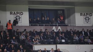 Amendă pentru Rapid!** Cât va plăti Copos pentru scandările fanilor și mesajele: "Mitică la psihiatrie" și "Mitică la pușcărie"