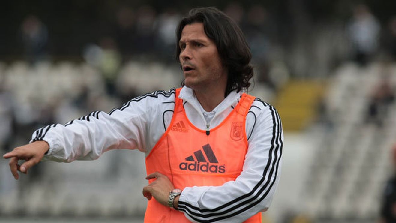 Napoli n-a semnat, dar va conduce mâine primul antrenament la Severin.** Jerry Gane va sta pe banca oltenilor, cu Ceahlăul!