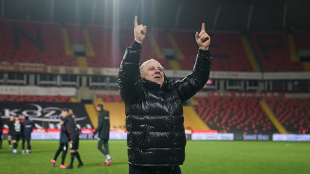 Marius Șumudică ofertat în direct la TV din Arabia Saudită: „Mă sună pe o aplicație, nu te mai aud!”