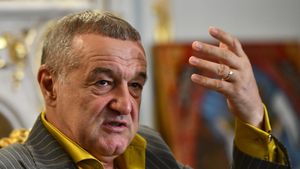 Gigi Becali încă se crede Ferguson și vorbește despre lupta cu Dan Petrescu și Neil Lennon pentru titlu! VIDEO