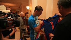 Credem în steaua lui!** Bute a primit de la Duckadam un tricou cu dedicație: "Așa am devenit și eu campion"