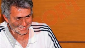 E OFICIAL!** Florentino Perez: "Mourinho va fi antrenorul Realului"