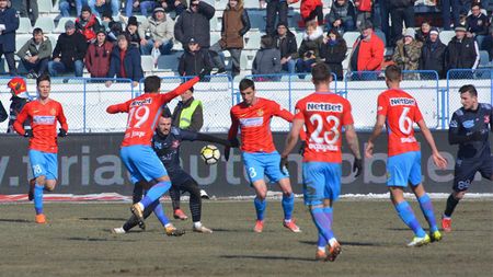 Talpan likes this. Jaloane pe teren, motiv de distracție în tribune. FOTO | Banner-ul prin care fanii din Sibiu au luat peste picior vicecampioana "Cine sunteți voi? FCSB..."