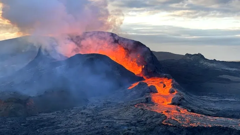 Peste 20.000 de persoane au mers pe jos pentru a vizita vulcanul care a erupt în Islanda. Doi copii mici au făcut hipotermie