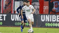 Continuă coșmarul lui Dennis Politic, care a fost scos de pe teren de Dorinel Munteanu în minutul 19