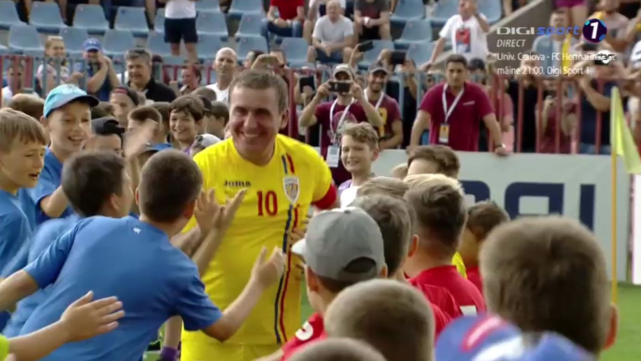 Legendele fotbalului românesc s-au strâns la Oradea pentru Mihai Neșu. Momente superbe oferite de Generația de Aur și UEFAntastici. "Predare de ștafetă": imaginea zilei, cu Gică și Ianis Hagi