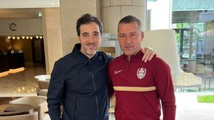 Vizită surpriză în cantonamentul campioanei României înaintea derby-ului FCSB - CFR Cluj! Fostul fotbalist de la Inter îi susține pe ardeleni la duelul de pe Arena Națională | FOTO