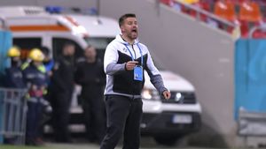 Ilie Dumitrescu îl apără pe Mihai Pintilii. „Nu putem să-i luăm această calitate, acest merit. Că nu are licență, e altceva!”