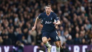 Radu Drăgușin abia a primit o notă de trecere după Fulham - Tottenham 3-0! Jurnaliștii britanici trag o concluzie rea pentru român: „El ar fi gestionat mai bine”