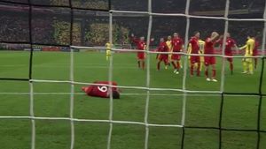 FOTO | Scene incredibile pe Arena Națională: Lewandowski a avut nevoie de îngrijiri medicale după ce o petardă a explodat lângă el