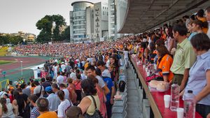 Incidente la Dinamo-Vorskla!** Fanii "câinilor" au sărit să-i bată pe jurnaliștii ucraineni, după ce s-au bucurat la golul lui Januzi