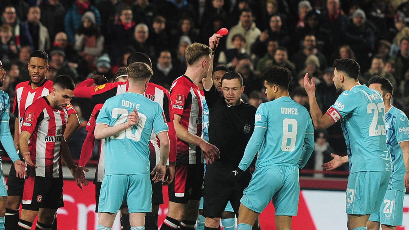 Ce este cartonașul roșu rotund din fotbal și de ce îl arată arbitrii! Este un fenomen foarte rar și are o explicație specială