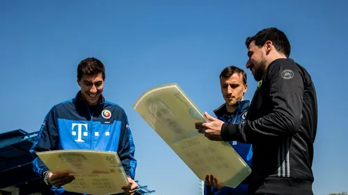 FOTO | Surpriză pentru Chiricheș și Pantilimon în cantonamentul naționalei. Cei doi și-au primit cartoanele din FIFA 18. Ce ratinguri au