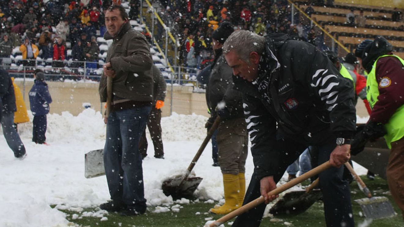 FOTO  Ioan Neculaie a deszăpezit stadionul cot la cot cu deținuții!