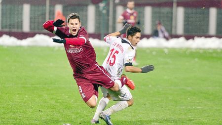 
Trei goluri și mulți bulgări. Rapid a revenit pe primul loc în Liga a 2-a