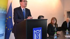 Răzvan Burleanu, în campanie în partea de Vest a țării. La Arad, actualul președinte FRF a premiat absolvenții cursului de management sportiv