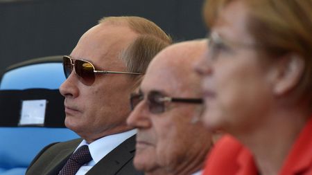 "Cuplul de amorezi severi" de pe Maracana, Putin - Blatter, a luat cu asalt rețelele de socializare. "Să sperăm că nu plănuiesc rezultatul fiecărui meci de la Mondialul din 2018"