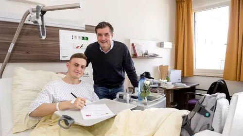 Așa își respectă jucătorii cluburile mari ale Europei! Gest superb al Borussiei Dortmund: un fotbalist de 18 ani a semnat prelungirea chiar de pe patul de spital